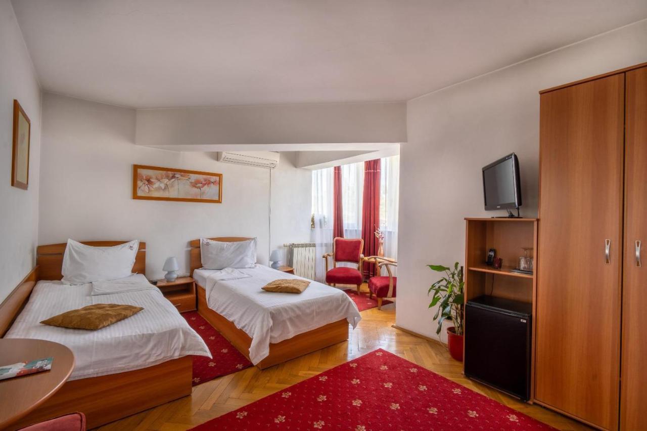 Villa-Hotel Escala Kluż-Napoka Zewnętrze zdjęcie
