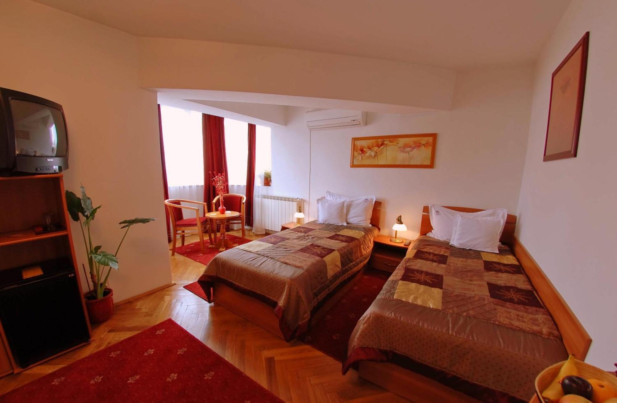 Villa-Hotel Escala Kluż-Napoka Zewnętrze zdjęcie