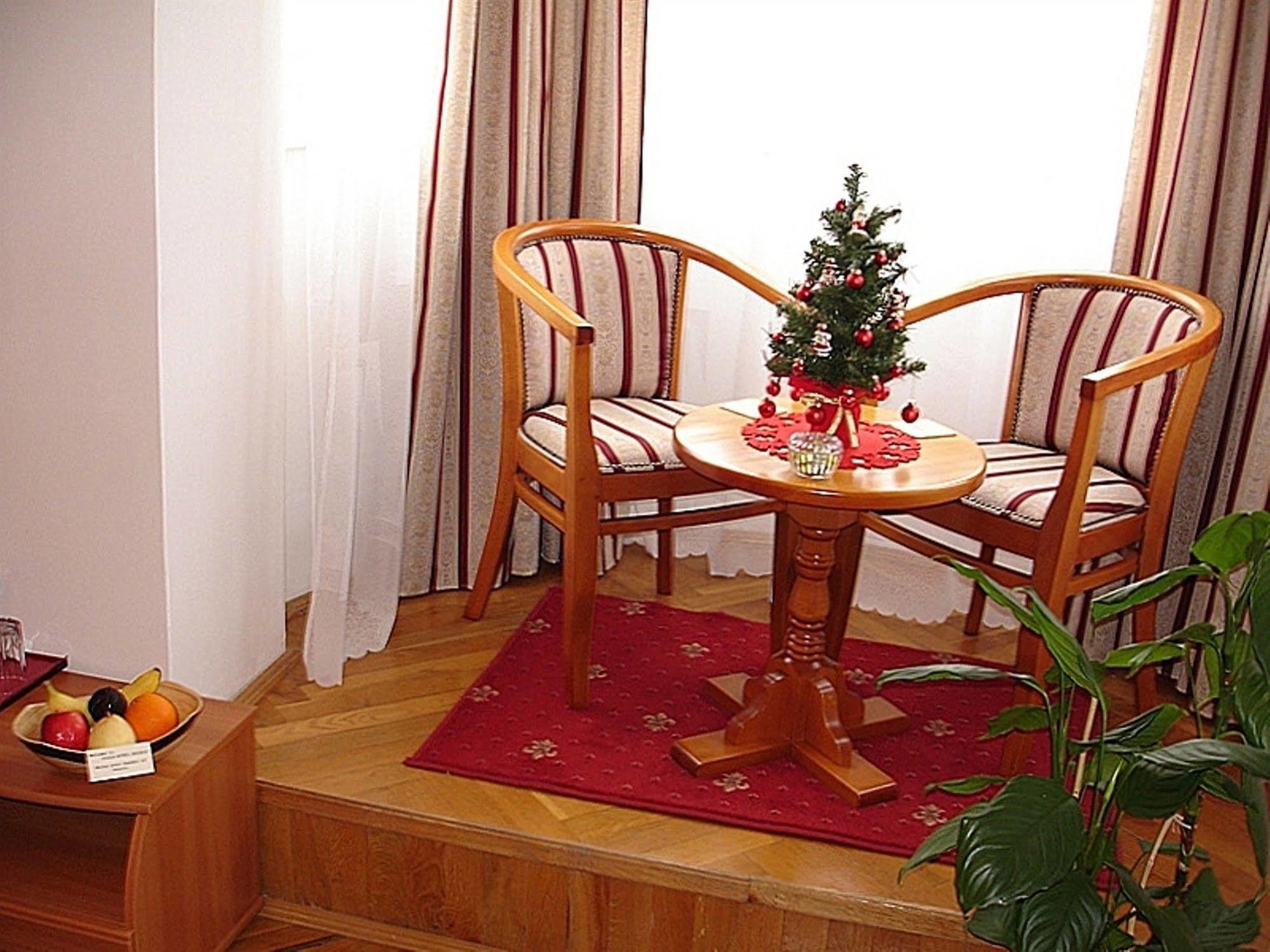 Villa-Hotel Escala Kluż-Napoka Zewnętrze zdjęcie